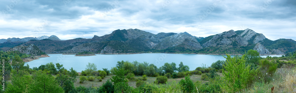 Vista panorámica de gran lago entre montañas y naturaleza. Asturias España