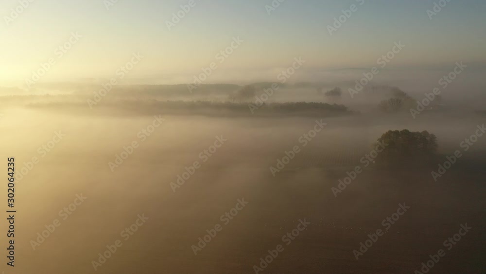 Morgendlicher Flug über Felder im Nebel Morgendlicher Flug über Felder im Nebel