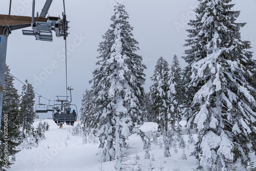 Skifahrer am Sessellift - Hochficht