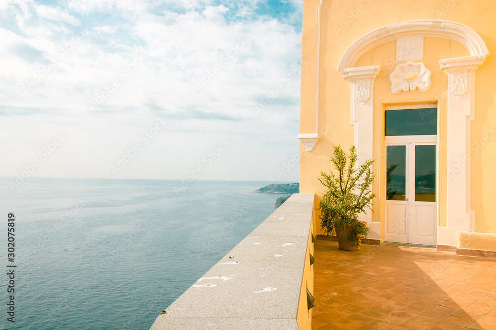 terrasse colorée avec vue sur la mer Méditerranée en Italie