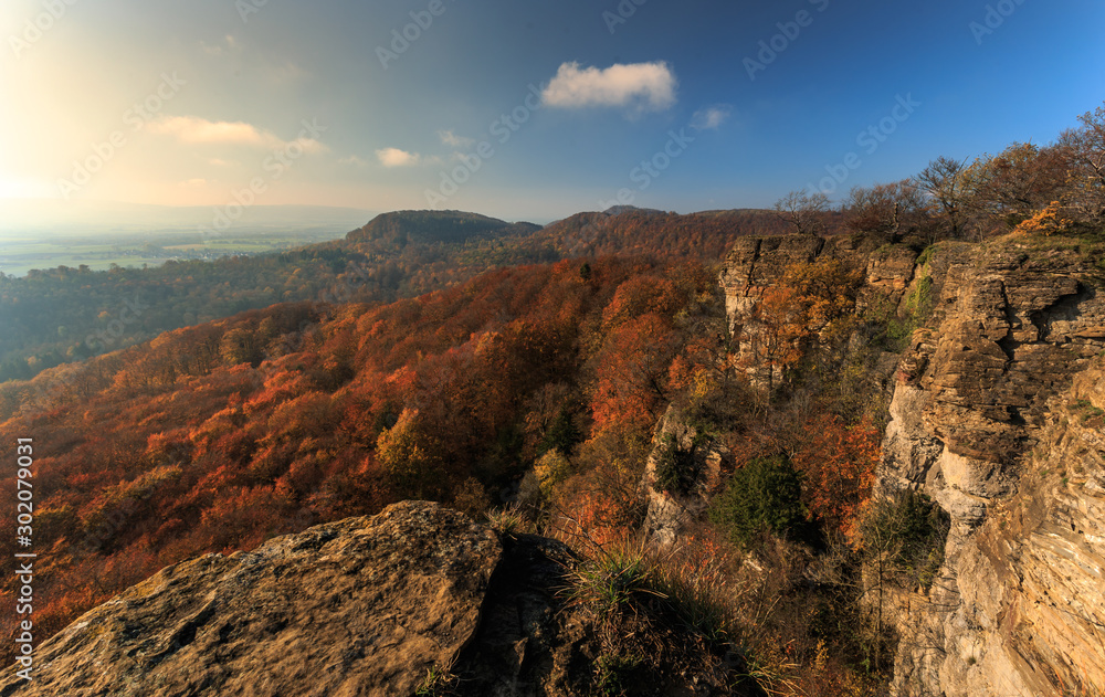 Herbstliche Hohensteinklippen im Süntel zur Laubfärbung