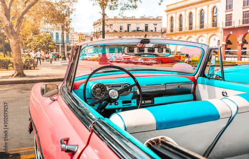 Pink old american classic car in Havana, Cuba © Lena Wurm