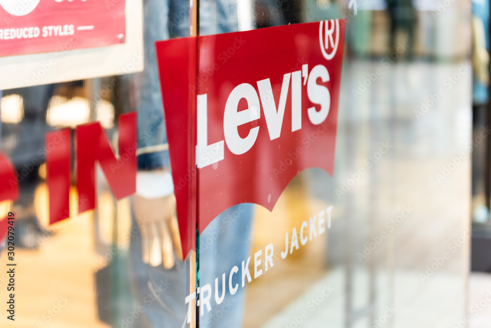 Tysons Corner, USA - January 26, 2018: Closeup of Levi's, Levis jeans denim  store, shop with trucker jacket sign on glass window, door entrance with  nobody in shopping mall in Virginia Stock