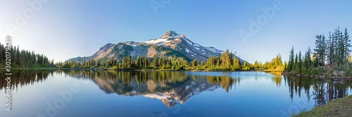 Panel kuchenny z motywem Volcanic mountain in morning light reflected in calm waters of lake. 