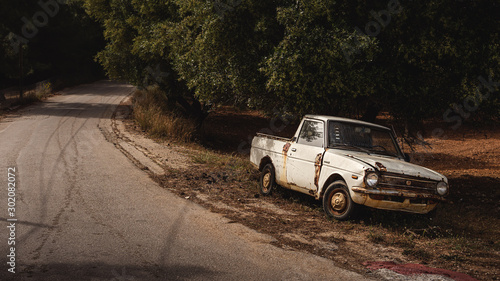 Fototapeta Naklejka Na Ścianę i Meble -  old abandoned car in greece coutryside