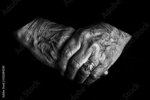 le mani di un'anziana