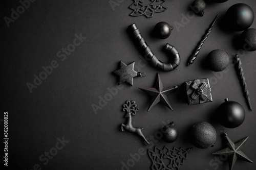 Foto-Schiebegardine ohne Schienensystem - Christmas minimalistic and simple composition in mat black color (von Dash)