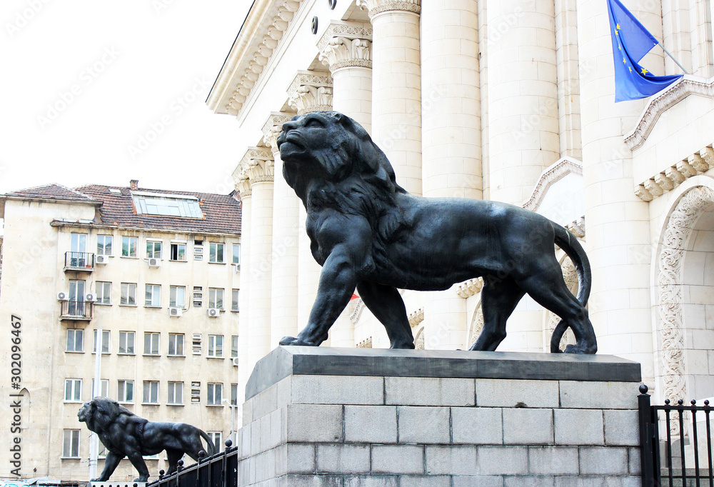 Naklejka premium ブルガリア 裁判所前のライオン像