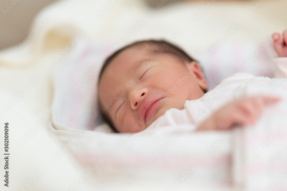 新生児室で眠る赤ちゃん 新生児室で眠る赤ちゃん