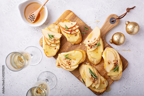 Cuadro en lienzo Pear and brie crostini with honey, pecan and rosemary, New Years Eve or Christma