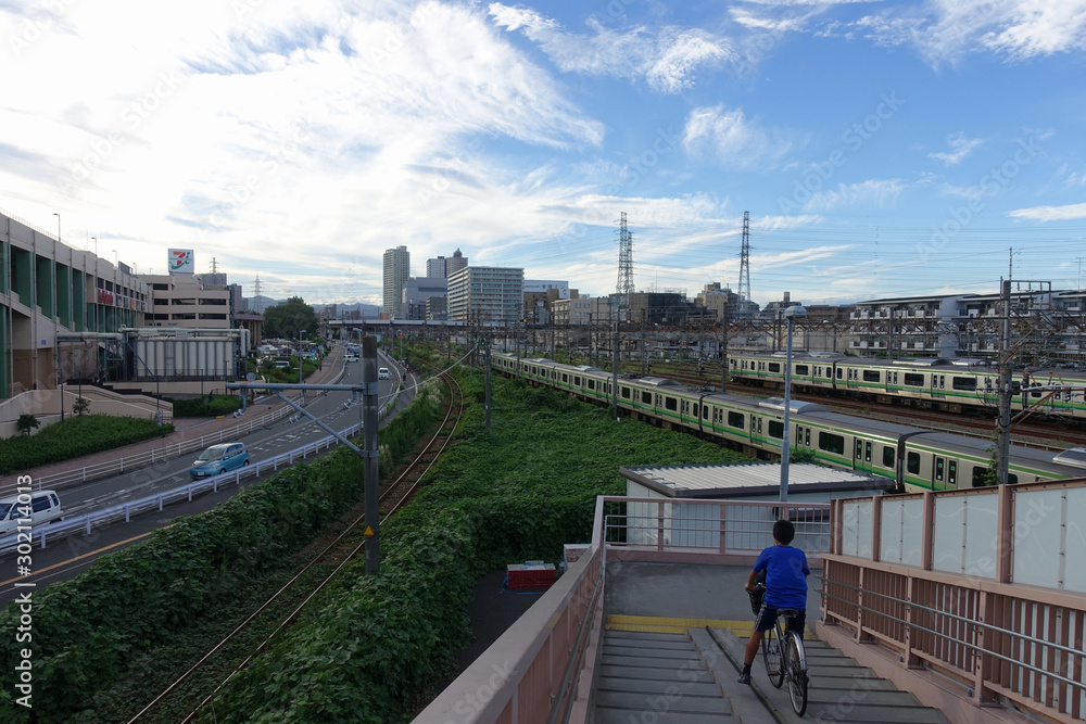 少年と線路と自転車、空 少年と線路と自転車、空