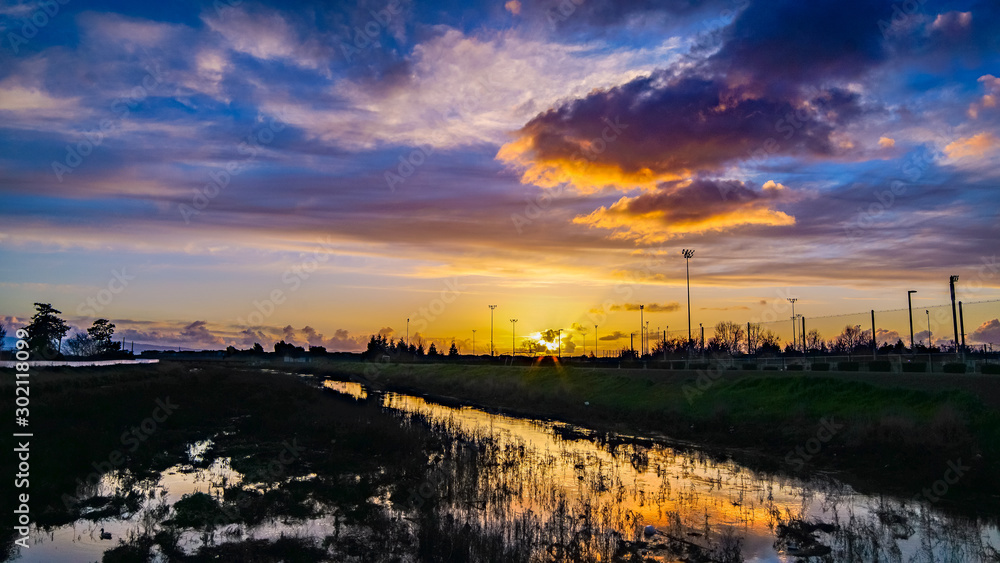 Naklejka premium sunset over city