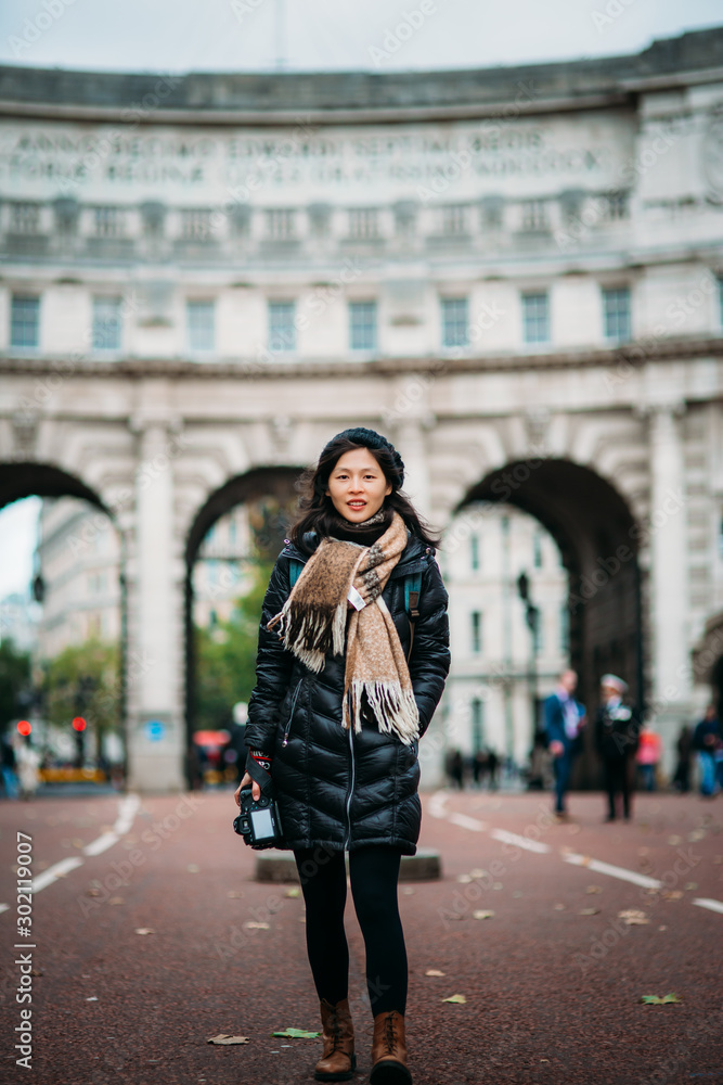 Fototapeta premium Azjatycki model spaceru na London Street