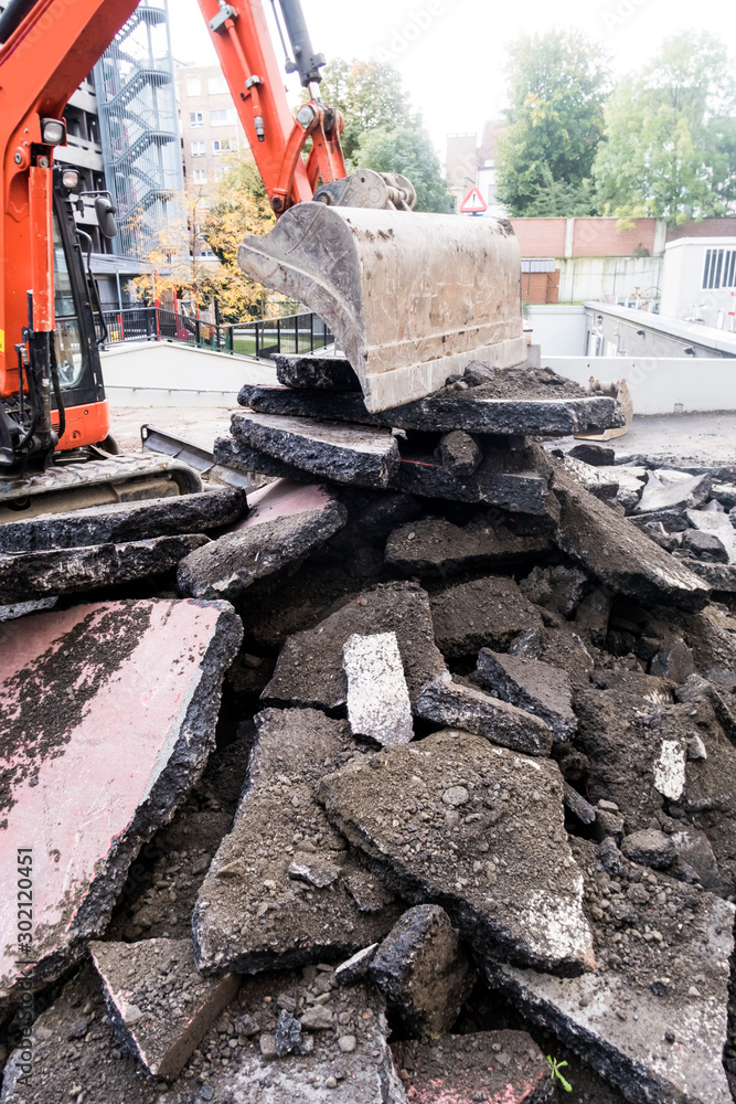 Fototapeta premium breaking out asphalt