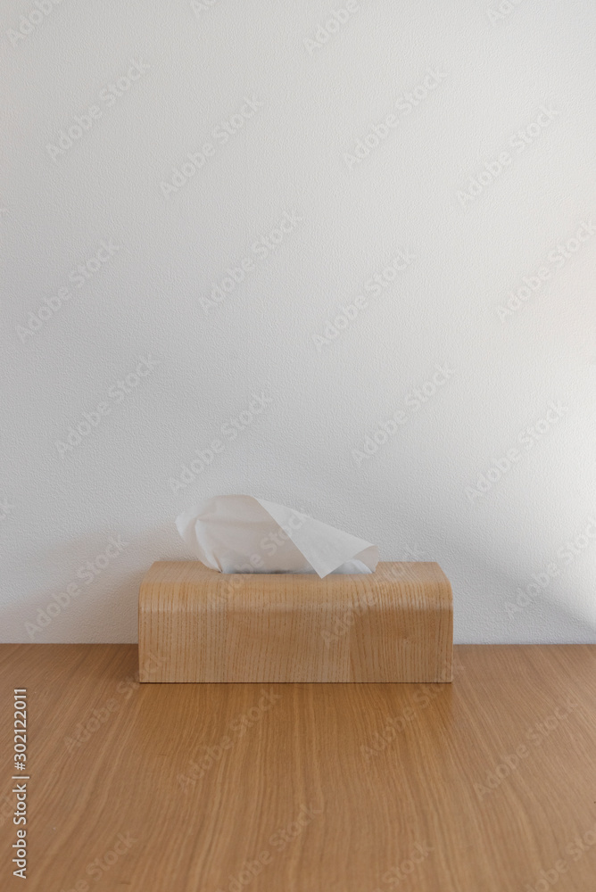 木製のティッシュボックス 白 壁 部屋 木製テーブル 木 木目 白背景 横 背景 グラフィック背景 グラフィック素材 背景素材 コピースペース フリースペース 文字スペース 正面 Fotografiya Stock Adobe Stock