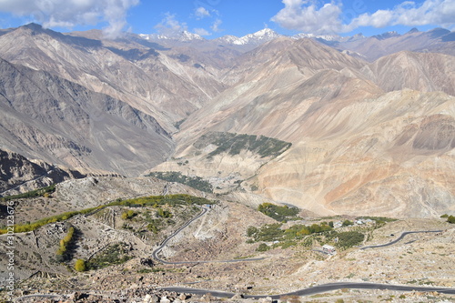 インドのヒマラヤ山岳地帯　キナウル谷のナコ村から見た美しい渓谷 photo