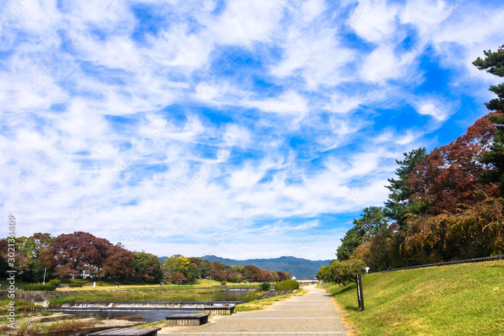 秋空の京都の鴨川風景 秋空の京都の鴨川風景
