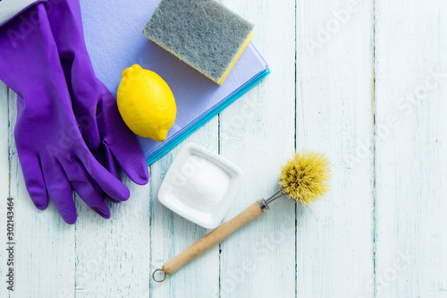 Fotografie dishwashing tools and citric acid, lemon on white wooden