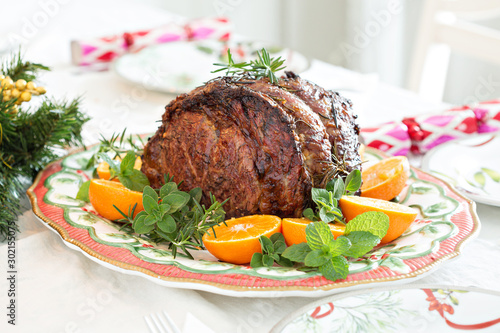 Foto Holiday Christmas prime rib beef roast on the table