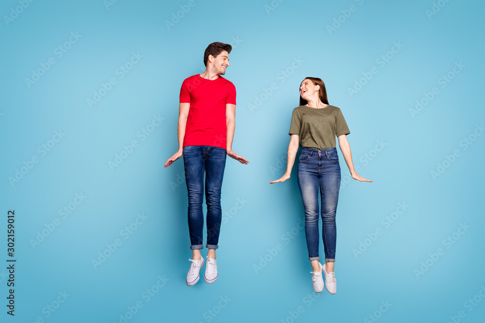 Obraz premium Full size photo of cheerful charming two spouses relax rest jump enjoy spring weekends wear good looking clothes isolated over pastel color background