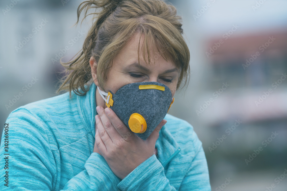 Plakat Kobieta nosząca prawdziwą maskę przeciw zanieczyszczeniom, antysmogowi i wirusom