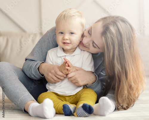Foto mother and child on bed, mum kiss her son