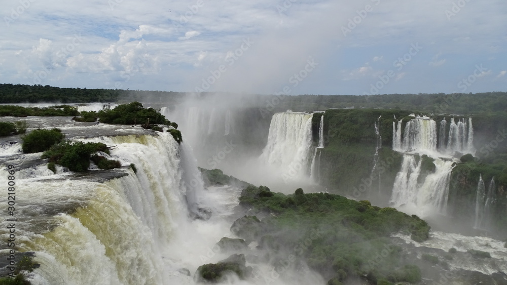 Amérique du Sud, Les chutes d'Iguassu (Iguazú en espagnol ou Iguaçu en portugais) entre l'Argentine et le Brésil