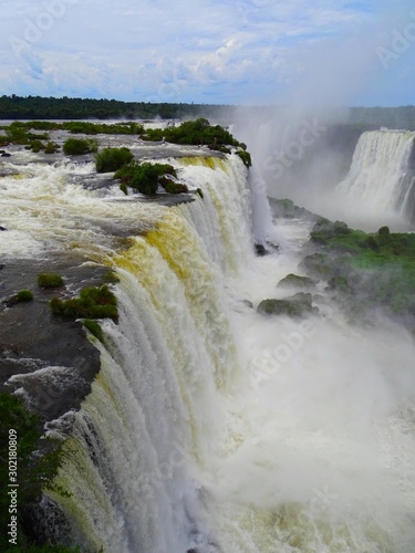 Fototapeta Naklejka Na Ścianę i Meble -  Amérique du Sud, Les chutes d'Iguassu (Iguazú en espagnol ou Iguaçu en portugais) entre l'Argentine et le Brésil