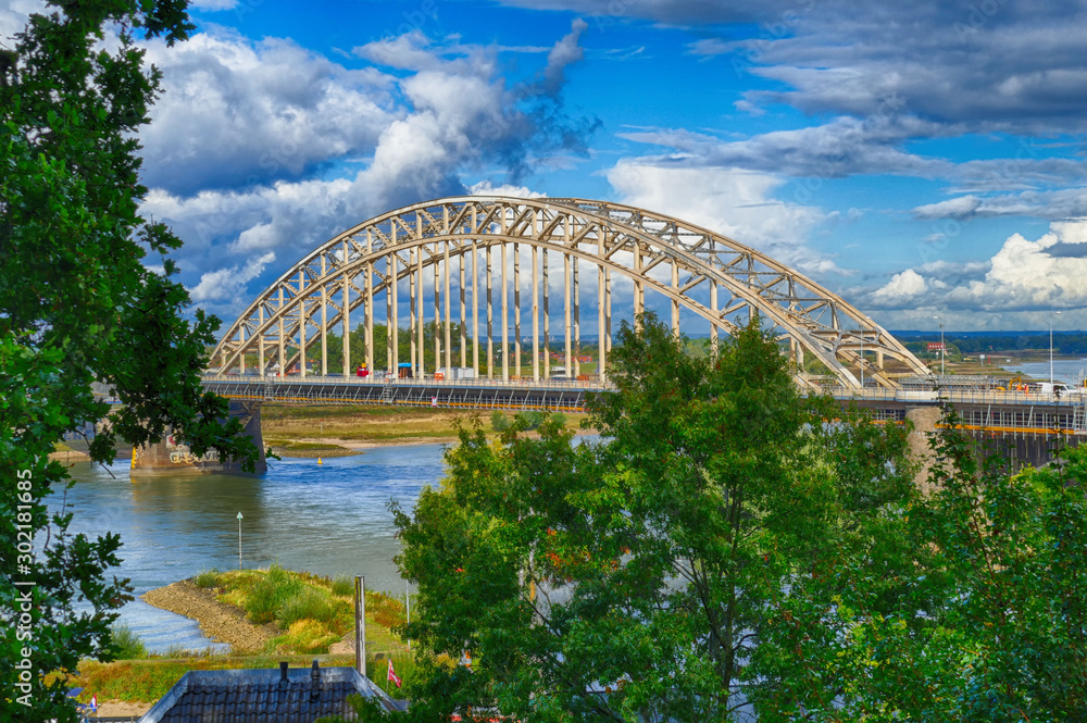 Fototapeta premium Blick auf die Brücke über den Fluss Waal in Nijmegen