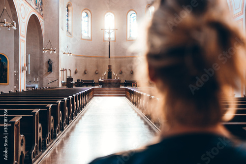 Obraz na płótnie Woman in church heading to altar