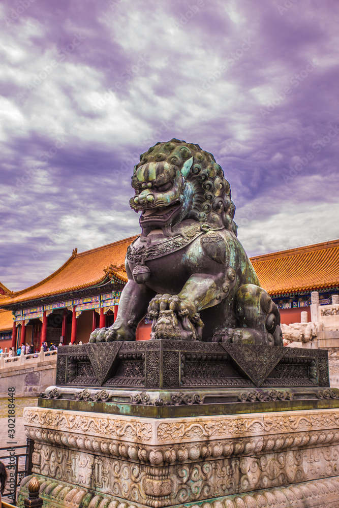 Statue vor einem Tempel Statue vor einem Tempel