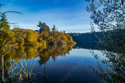 Reflejos en el embalse de Los Peñascales, Las Rozas, Madrid, España