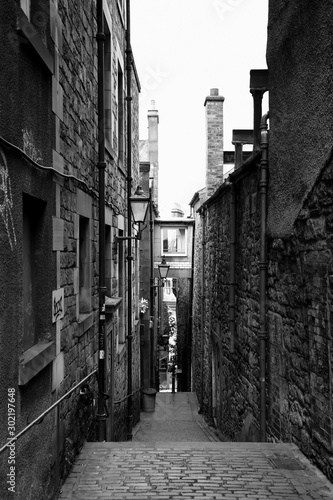 closes in old town of edinburgh