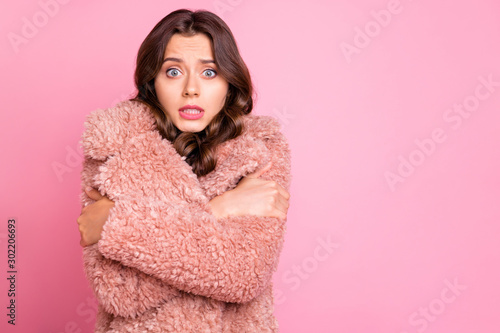 Fotografie Photo of amazing millennial model lady hugging herself unexpected chilly weather