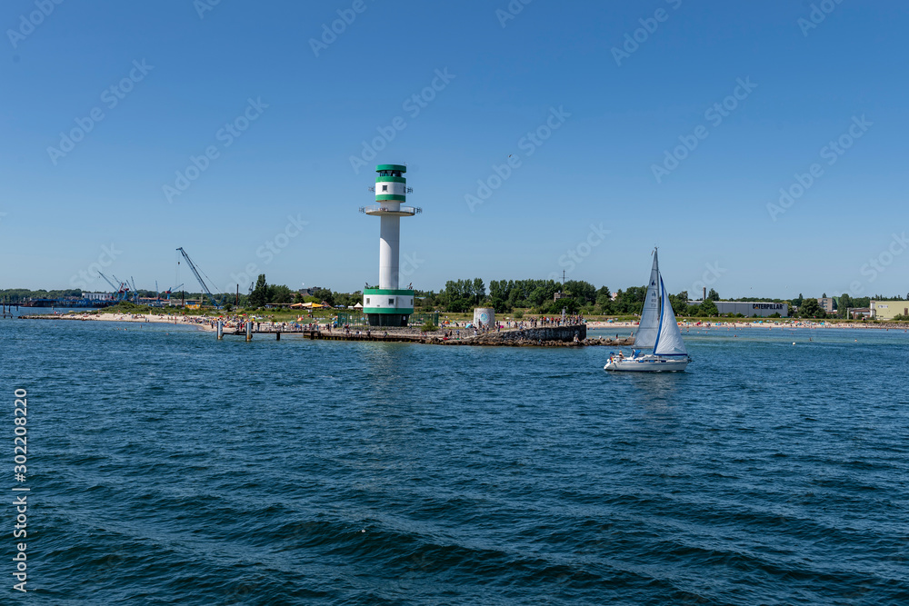 Segelschiffe vor dem Friedrichsorter Leuchtturm in der Kieler Förde