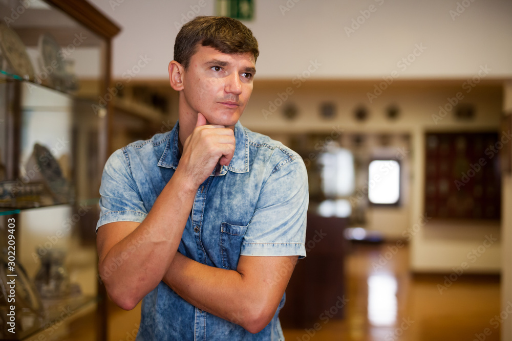 Obraz premium Man visiting exposition of historical museum