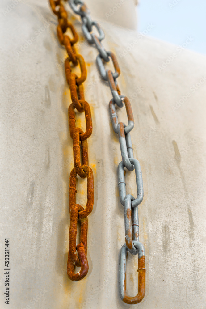 Fototapeta premium a rusty metal chain hanging 