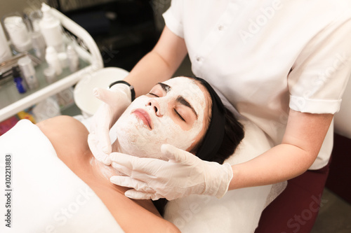 Procedure for applying a moisturizing nourishing mask to the face in a beauty salon