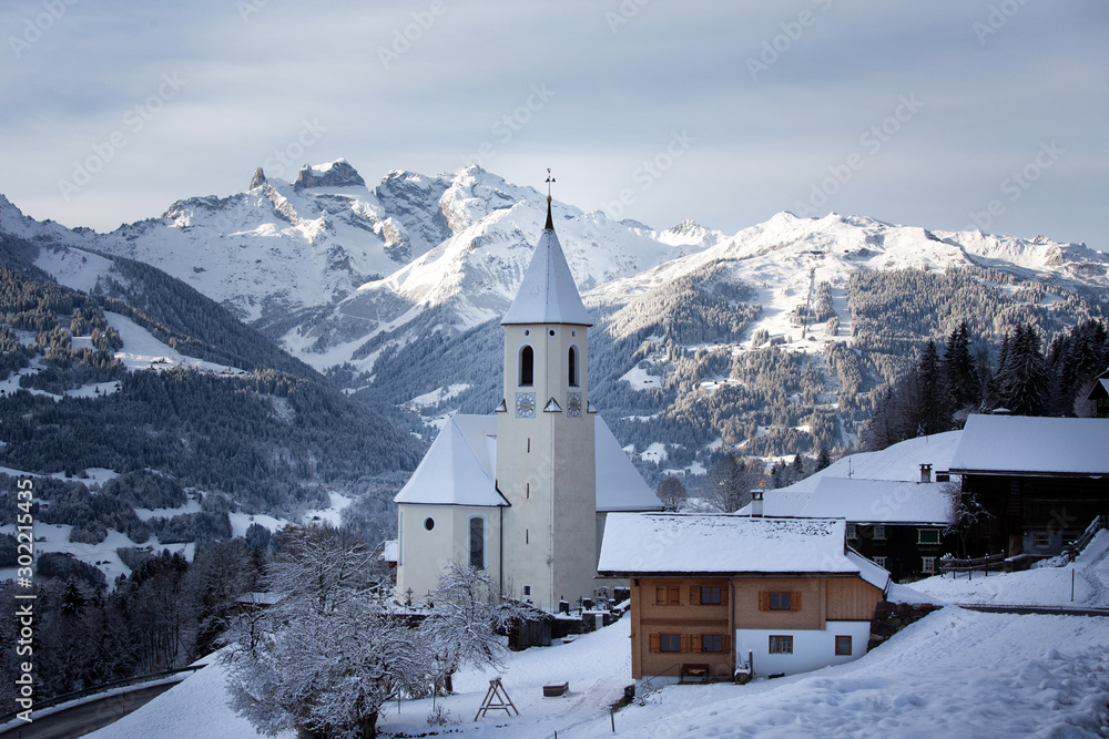 Liebliche Kirche in den Alpen (Bartholomäberg, Montafon, Vorarlberg, Österreich)