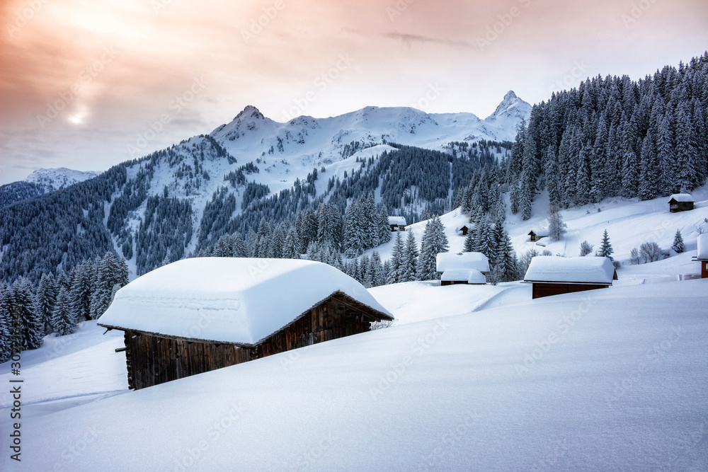 Weihnachtliche Winterlandschaft in den Alpen