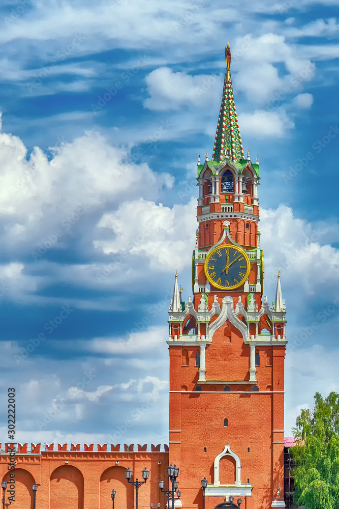 Fototapeta premium Spasskaya tower (Frolovskaya, Florovskaya, Frololavrskaya, Jerusalem gate) is a travel tower of the Moscow Kremlin overlooking Red square - Kremlin, Moscow, Russia in June 2019