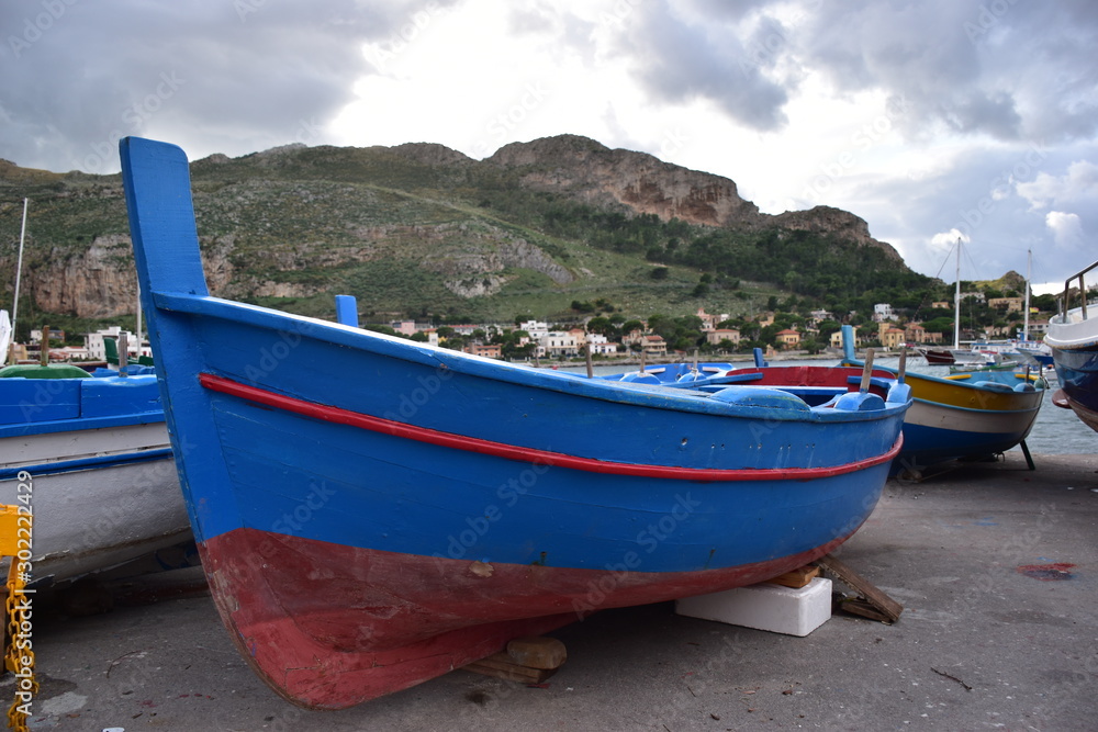 barca tradizionale in legno usata in passato per la pesca. Sicilia, Palermo, località Sferracavallo