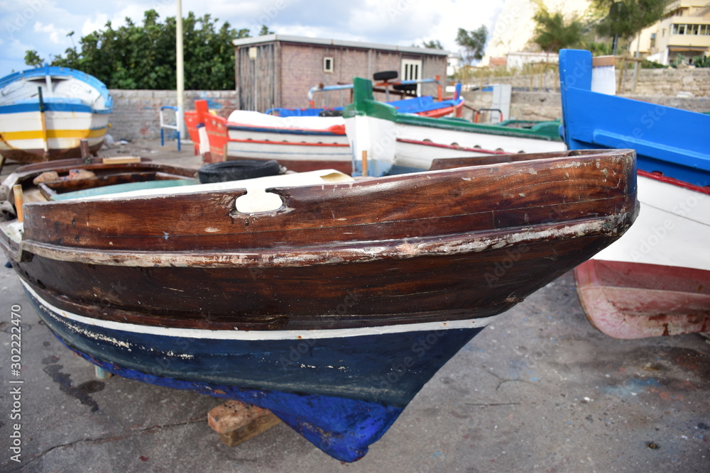 barca da pesca tradizionale in legno della sicilia. Palermo località Sferracavallo