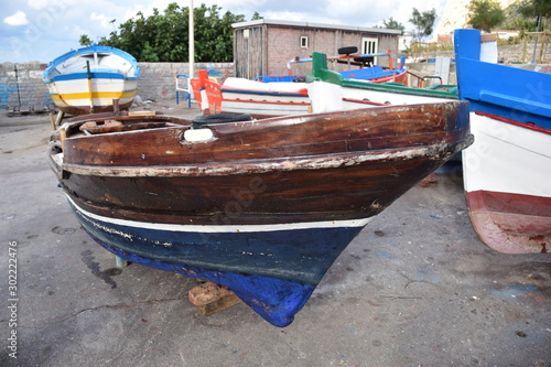 barca tradizionale in legno usata in passato per la pesca. Sicilia, Palermo, località Sferracavallo