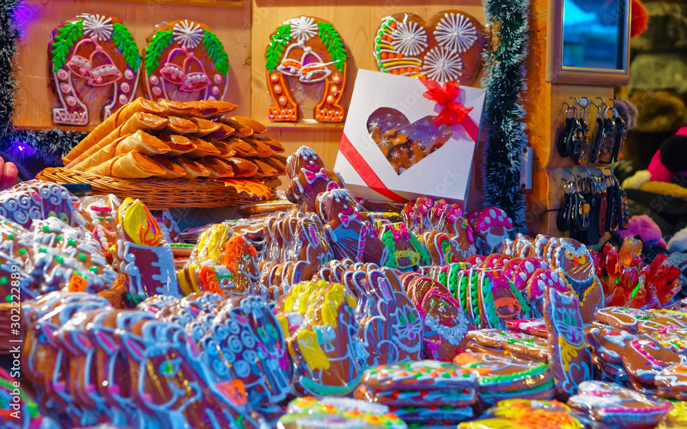 Obraz premium Old Riga Christmas market and traditional gingerbread cookies for sale