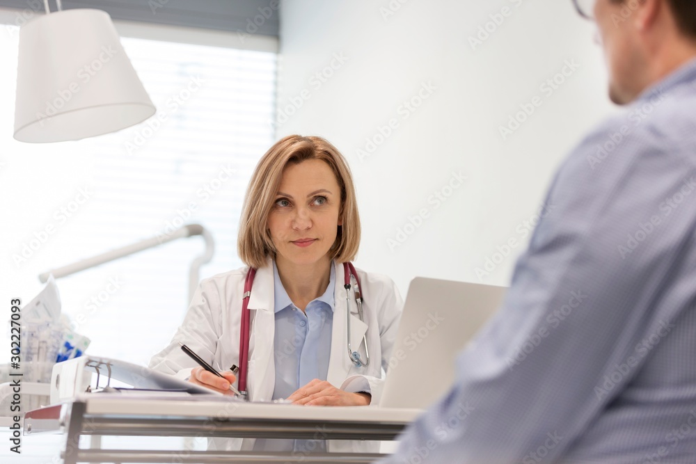 Fototapeta premium Doctor giving patient prescription in clinic