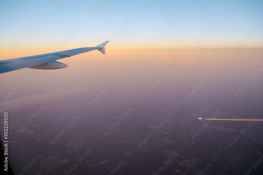 Naklejka premium Sonnenuntergang aus dem Flugzeug