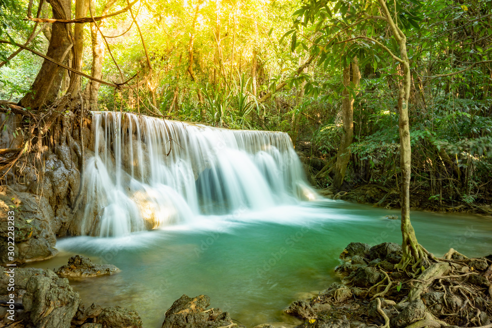 Obraz premium Photo nature of huai mae khamin waterfall level 3 in khuean srinakarindra national park kanchanaburi, Thailand using as background or wallpaper concept.
