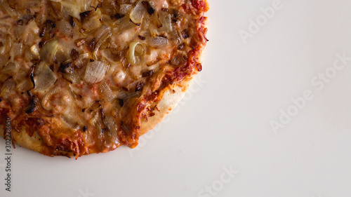 pizza con queso y cebolla