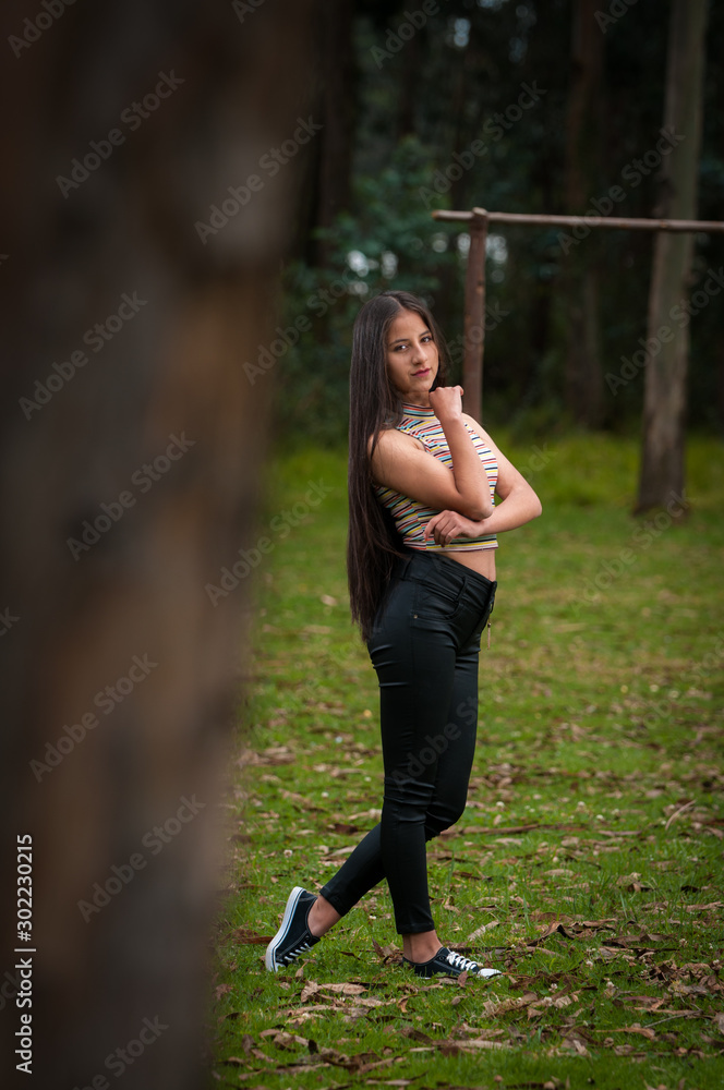 Chica latina en el bosque Chica latina en el bosque